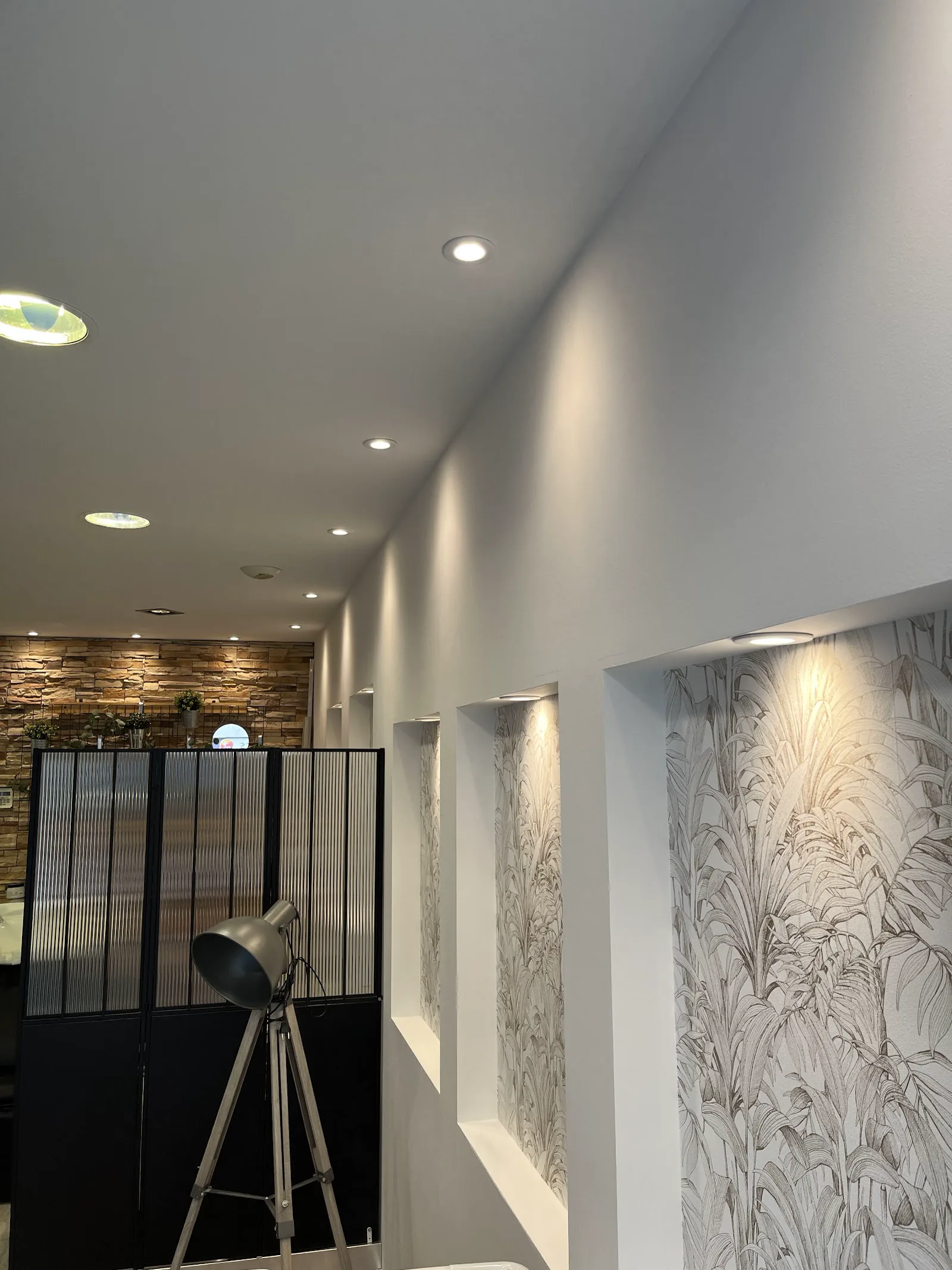 Éclairage de couloir avec spots encastrés au plafond
