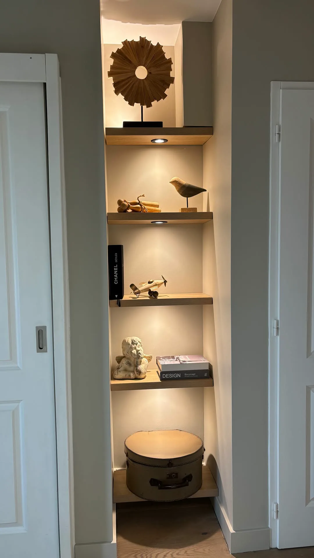 Éclairage intégré dans une niche de rangement et finitions d’intérieur